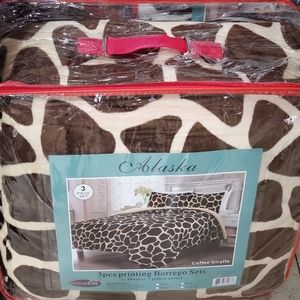 NEW King Comforter Borrego Blanket Set (3pcs)